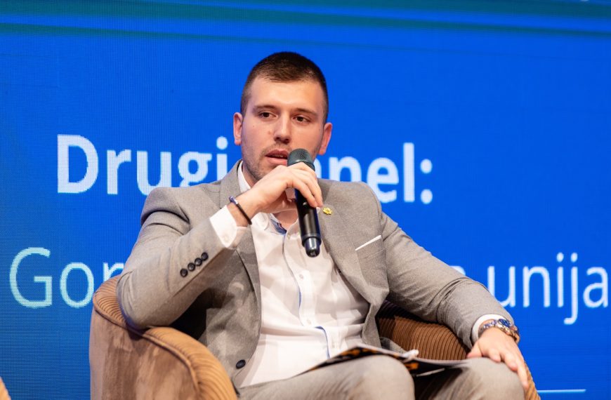 Čauši: Poslanik Stojović plaćeniji po minutu “nastupa” nego Riki Martin